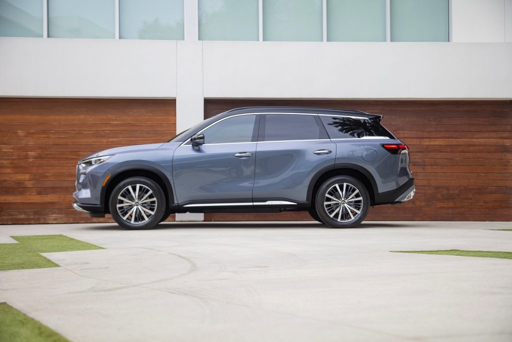Para el 2022, está disponible una actualización adicional, el sistema ProPilot Assist de Infiniti. El QX60 anterior traía el sistema ProAssist, que incluía ayudas a la conducción como el control de crucero adaptativo, el control de punto ciego y el frenado automático en reversa.