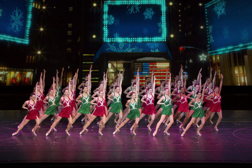 No te pierdas La Ceremonia del encendido del árbol de Navidad de la cadena televisiva NBC en el "Rockefeller Center" ya que contará con la actuación de este excelente grupo de baile.