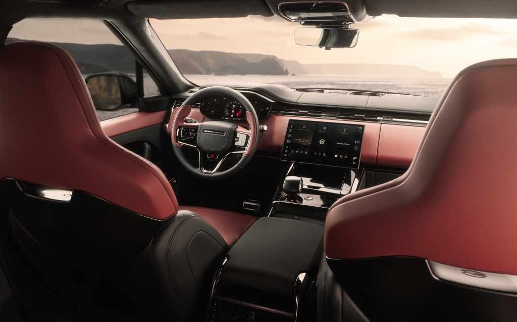 Interior del Range Rover Sport, destacando su minimalismo y materiales de alta calidad.