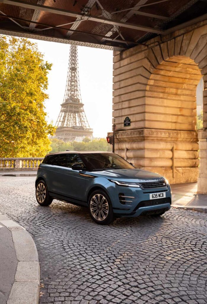 El Range Rover Evoque 2024 en su elemento: Una combinación perfecta de diseño, confort y tecnología avanzada, listo para cualquier aventura.