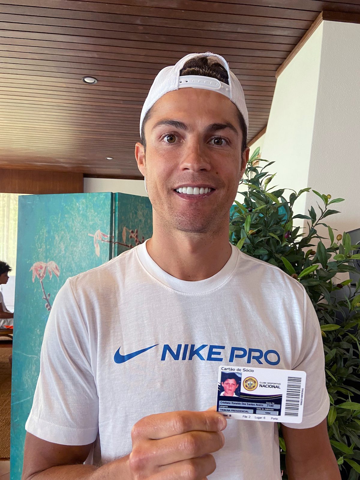 GRAF883. LISBOA (PORTUGAL), 04/05/2020.- Cristiano Ronaldo posa con su carnet de socio vitalicio del Nacional de Funchal, club insular del archipiÈlago de Madeira donde comenzÛ su meteÛrica carrera como profesional. Ronaldo se convierte asÌ en el socio n˙mero 7.140 del Nacional, equipo al que llegÛ en 1995 tras dar sus primeros pasos en el conjunto del Andorinha, el club del barrio donde naciÛ y en el que siempre colaboraba su padre, el fallecido JosÈ DinÌs Aveiro. EFE/ CD Nacional NO VENTAS? NO ARCHIVO? S”LO USO EDITORIAL