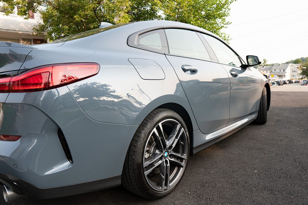 El BMW 228i xDrive Gran Coupe 2020 que se muestra aquí está generosamente equipado con artículos importantes como el paquete M Sport.