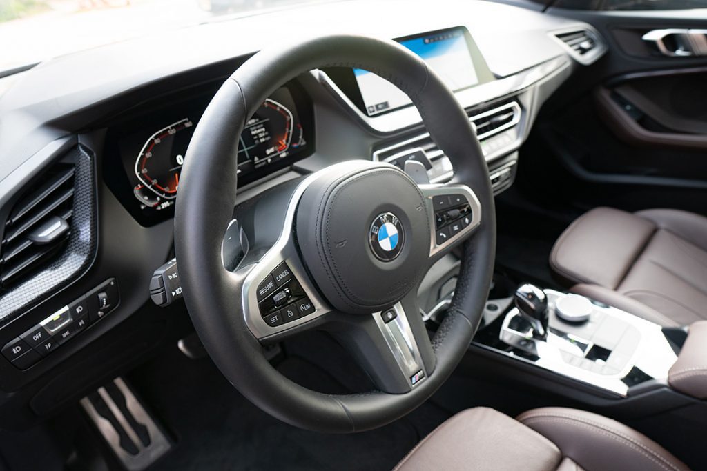 2020 BMW 228i Gran Coupe revela capacidades dinámicas impresionantes, ayudadas por los resortes más rígidos, los amortiguadores adaptables, la barra estabilizadora delantera y la altura de manejo ligeramente más baja del paquete M Sport.