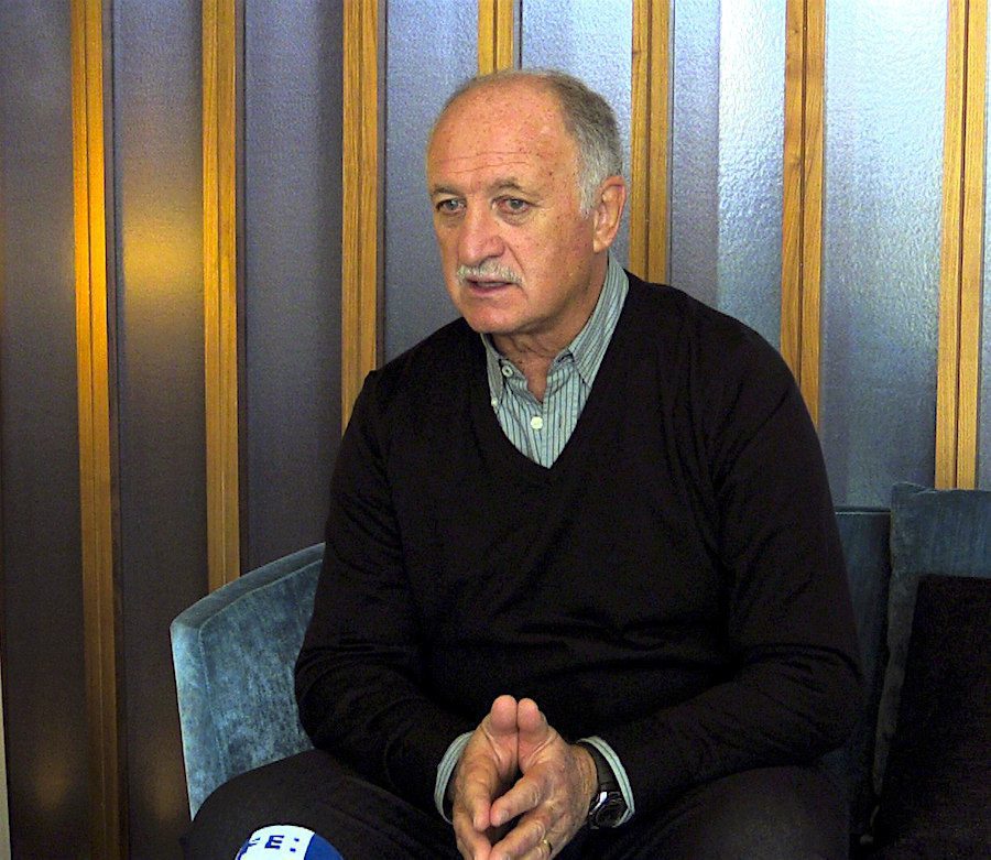 GRA105. LISBOA, 23/01/2017.- El entrenador brasileño Luiz Felipe Scolari, que actualmente dirige al Guangzhou Evergrande chino, durante la entrevista con Efe en la que ha pronosticado que "de aquí a dos años" Neymar estará al nivel de Cristiano Ronaldo y Leo Messi, y destronará a uno de los dos. Scolari ha manifestado que no tiene planes de cambiar de equipo aunque, según ha desvelado, ha tenido varias ofertas, incluida una del Valencia. EFE/Miguel Conceiçao