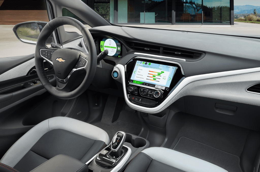 El Bolt EV ofrece compatibilidad con Apple CarPlay, que te permite usar tu iPhone® de una manera más inteligente.