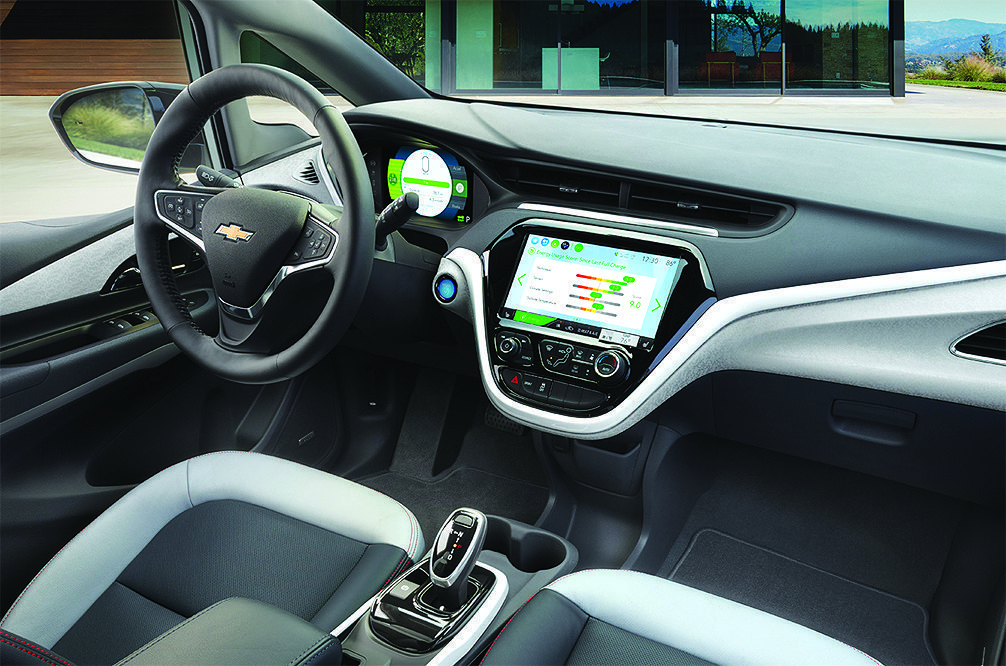El Bolt EV ofrece compatibilidad con Apple CarPlay†, que te permite usar tu iPhone® de una manera más inteligente. (Cortesía Chevrolet)