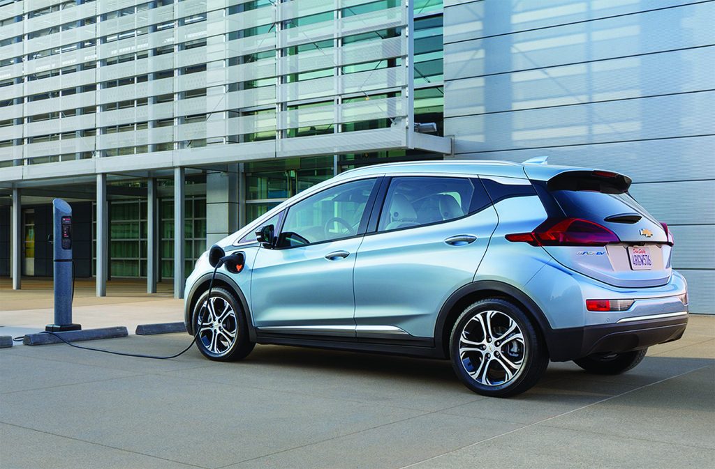Con la pantalla interactiva tipo tableta de 10.2" en diagonal estándar puedes acceder fácilmente a información del vehículo en tiempo real. (Cortesía Chevrolet)