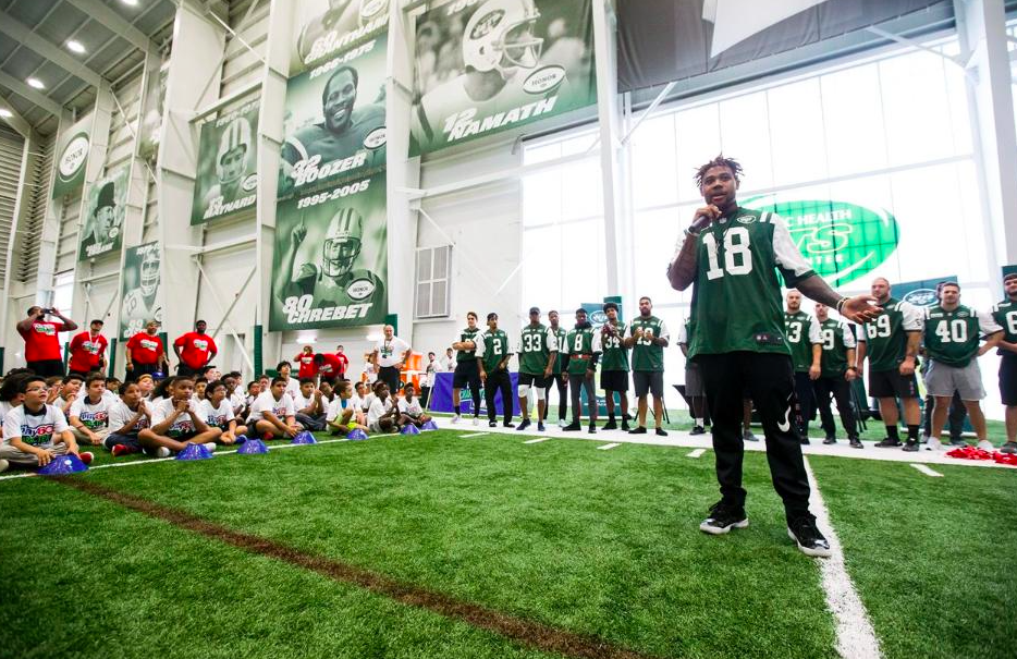 Los campistas de Play60 aprendiendo sobre fútbol americano en el campamento de New York Jets. (cortesía NFL)
