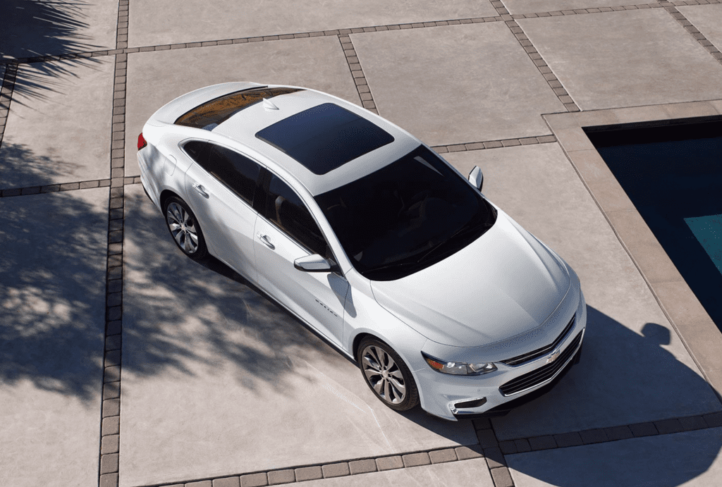 Las líneas elegantes en la carrocería y la postura ágil le dan a este auto de tamaño mediano una apariencia sofisticada y a su vez proporcionan un andar increíblemente deportivo. (cortesía Chevrolet)