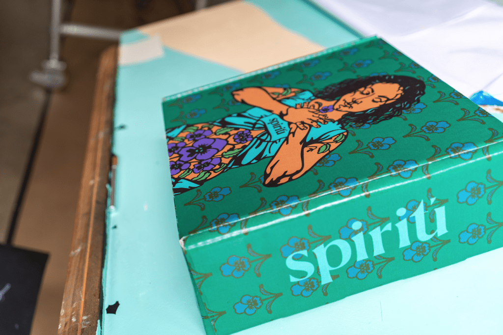 Esta temporada, el sitio web de Spiritú también presenta historias de varias empresarias y mujeres en diversas comunidades. Spiritú ayuda a empresarias, creadoras y organizaciones comunitarias a través de sus Cajas, así como a través de su Tienda en línea, un lugar para que las empresarias y creadoras latinas muestren sus pasiones, manualidades y productos. Visite myspiritu.compara más información.