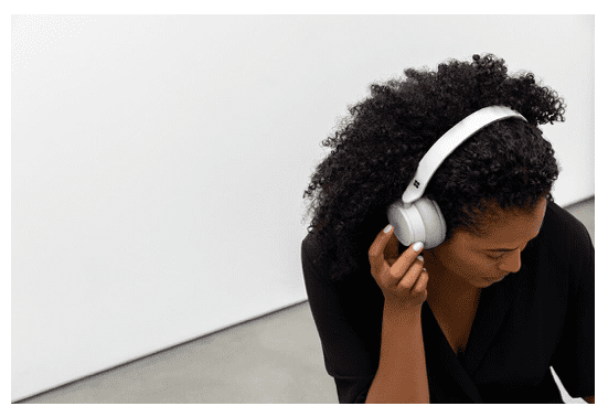 ... Y quiere bloquear el ruido de fondo mientras toca sus canciones favoritas: Los auriculares Surface ($ 349.99) ofrecen audio inteligente y nítido para ayudarte a realizar tareas personales o bailar como si nadie estuviera mirando. Estos cómodos auriculares tienen cancelación activa de ruido, audio rico, conectividad Bluetooth y control táctil en la oreja.