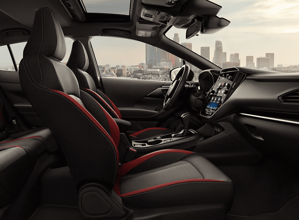 El interior del Impreza Sedan 2024 está diseñado para la comodidad y la conectividad, con una pantalla de infoentretenimiento fácil de usar y un conjunto completo de sistemas de seguridad.