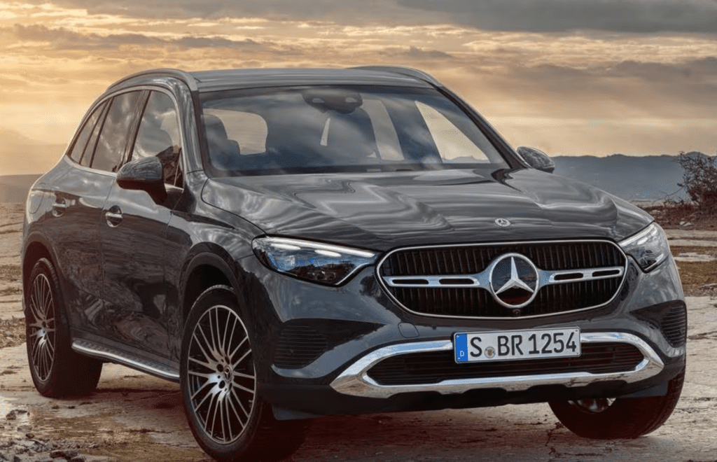 El Mercedes-Benz GLC 300 4Matic SUV 2023 redefine el segmento de los SUVs con su lujoso diseño y su potente rendimiento.