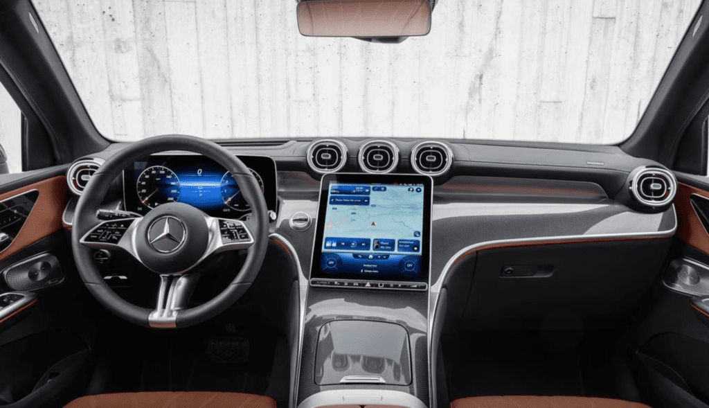 El interior del GLC 300 4Matic SUV 2023 ofrece comodidad y conectividad de vanguardia con su avanzado sistema de infoentretenimiento y su rica lista de características estándar.