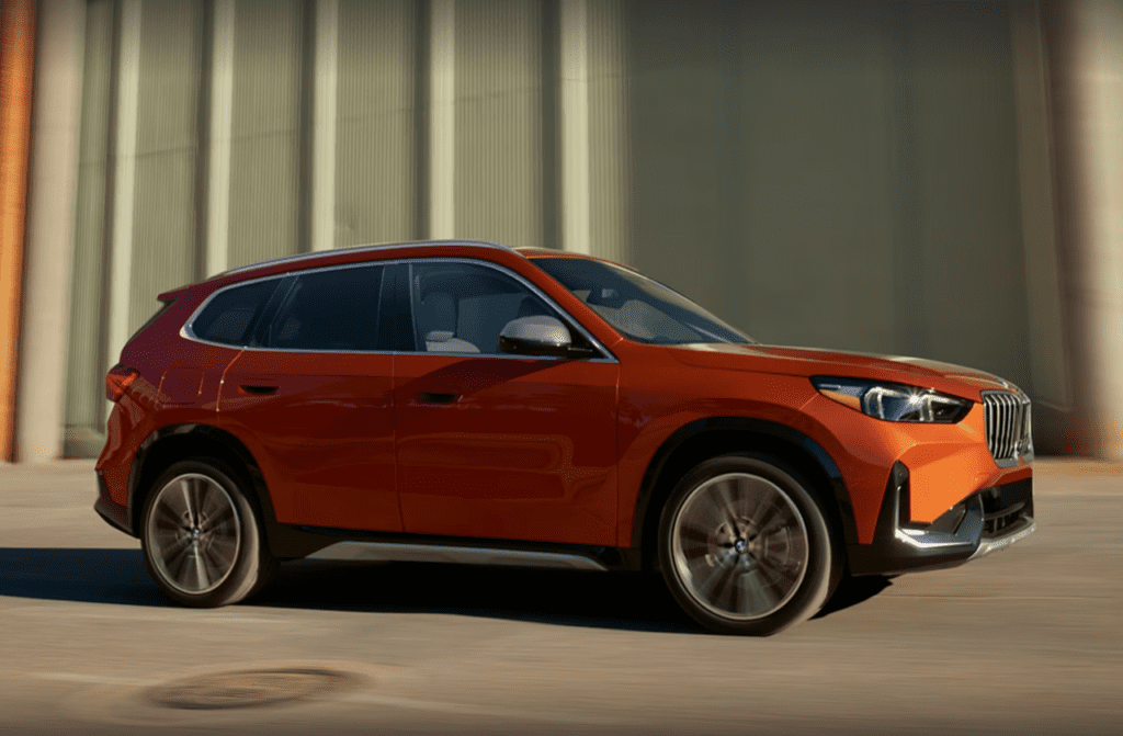 El BMW X1 xDrive28i 2023 se luce con un interior amplio y un diseño más atractivo que su predecesora.