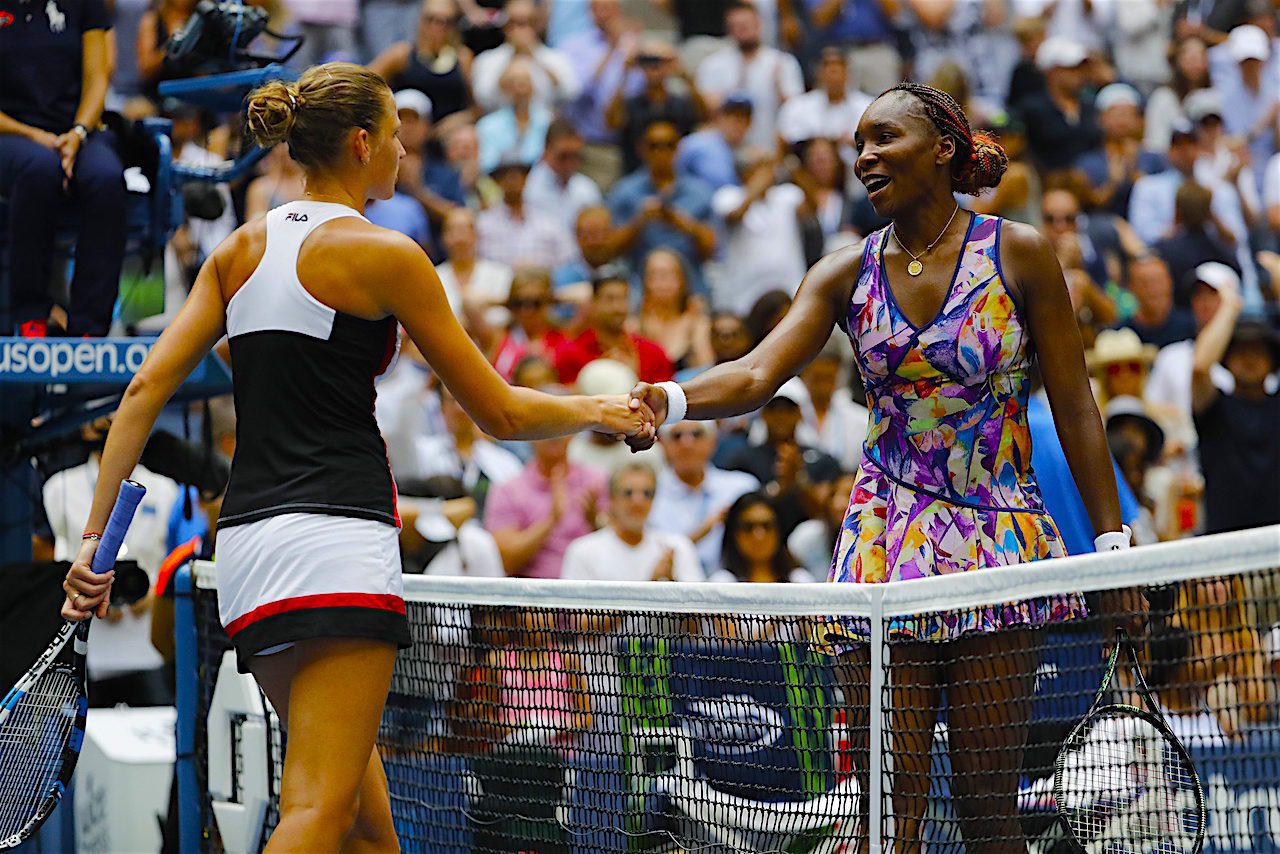 NY01. FLUSHING MEADOWS (ESTADOS UNIDOS), 05/09/2016.- Venus Williams (d) de Estados Unidos en acción ante Karolina Pliskova de República Checa en el octavo día del torneo Abierto de Tenis de Estados Unidos en el USTA National Tennis Center en Flushing Meadows, Nueva York (Estados Unidos) hoy, lunes 5 de septiembre de 2016. EFE/JOHN G. MABANGLO