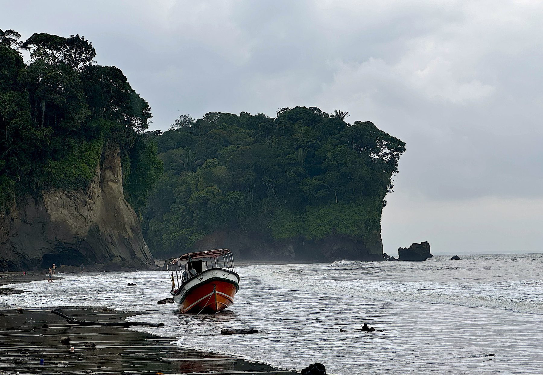 Fotografía del 21 de septiembre de 2024 de una embarcación a la orilla del mar pacifico, en San Cipriano (Colombia). Por unas antiguas vías de tren en el oeste de Colombia circulan las 'brujitas', un particular método de transporte que consiste en unos tablones de madera montados sobre los rieles y que viajan hasta San Cipriano, una comunidad dedicada al ecoturismo, para recorrer el corazón de la selva de una forma insólita. EFE/ Mario Baos