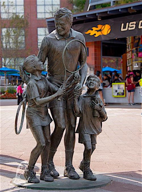 La estatua "Inspiration", obra del artista Charles F. Clark, de Yonkers, es una de las atracciones del US Open. Foto Lilian Rivera 