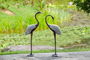 Cultured Crane Pair - Aluminio y hierro con un acabado de bronce y cardenillo. Párese 18 "de alto. 