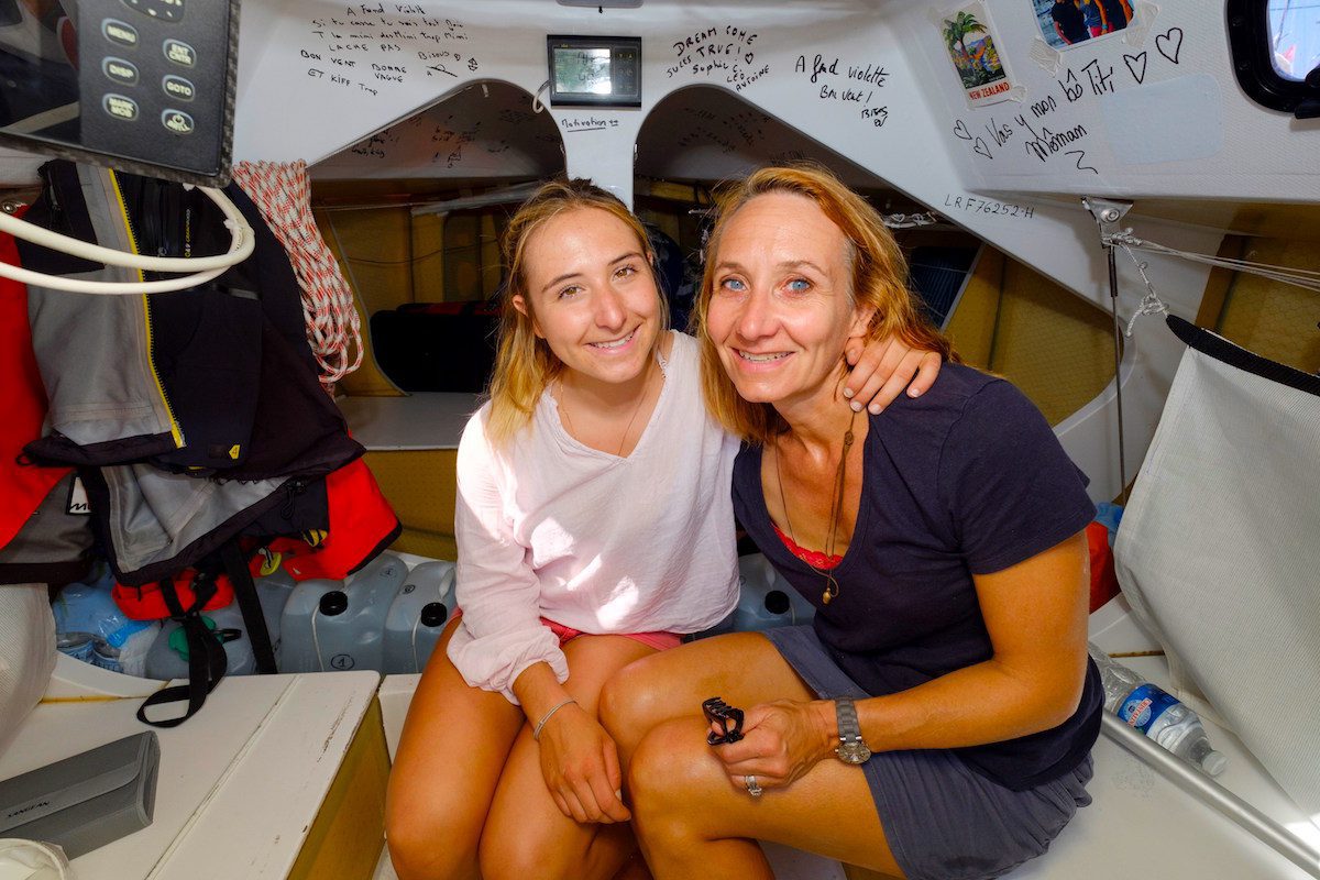 La joven francesa de 18 años Violette Dorange, junto a su madre Carole, quien la acompaña estos días en Las Palmas de Gran Canaria, antes departir hacia el Caribe, como la regatista más joven de la regata Mini Transan, y la navegante más joven que ha cruzado nunca el oceáno Atlántico en solitario. EFE