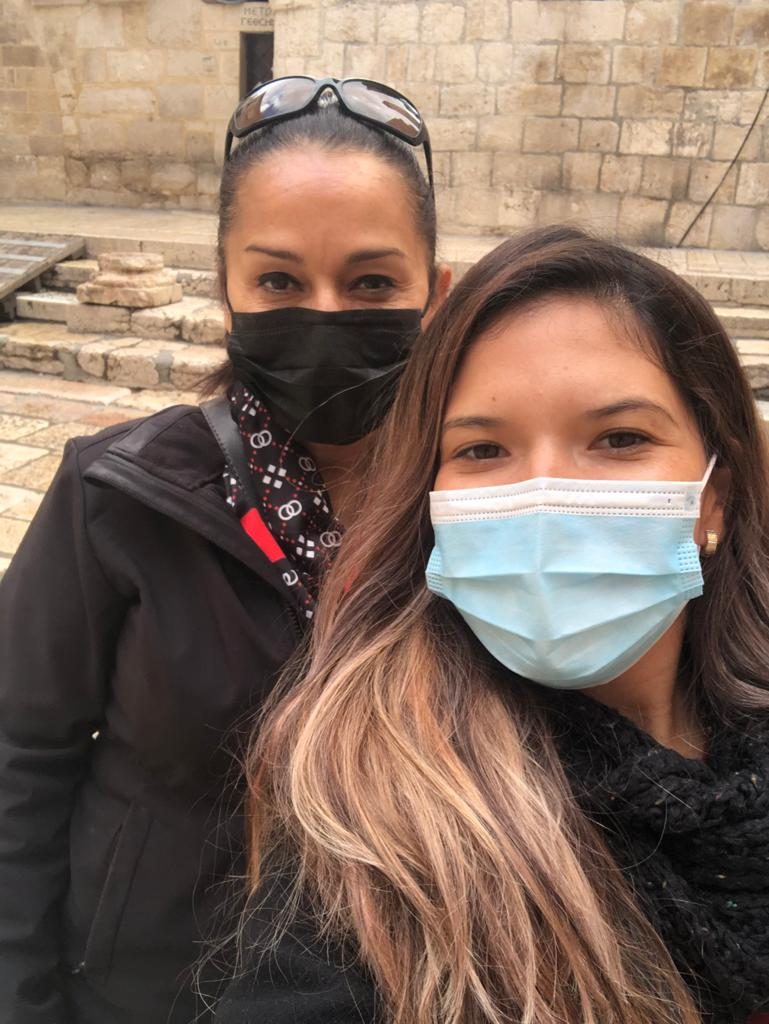 Mariana Bravo, promotora del grupo, junto a la embajadora de Panamá, Adis Urieta