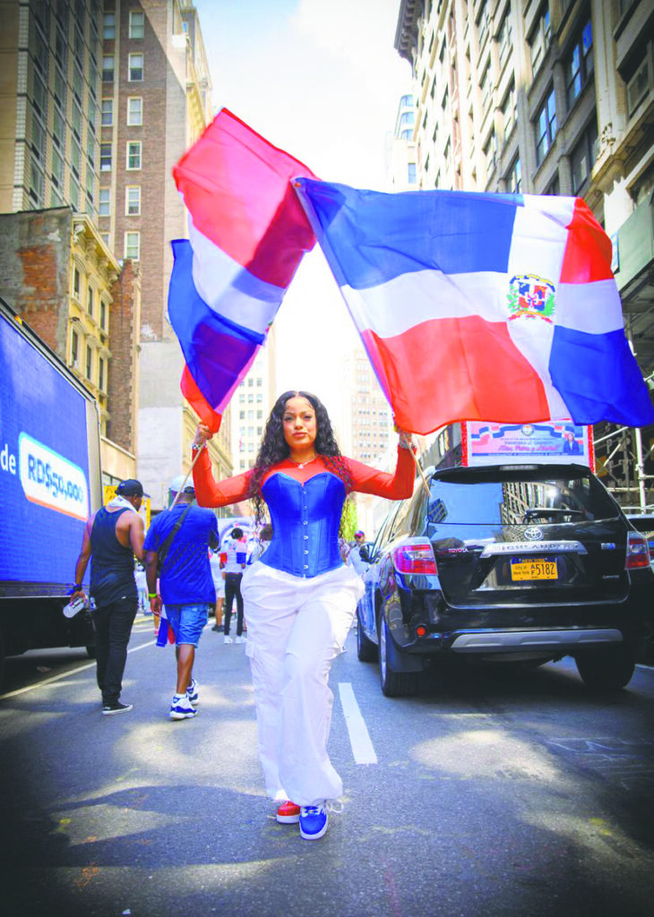 Con su carisma inigualable, "La Insuperable" celebra junto a sus seguidores durante la Parada Dominicana de Manhattan.