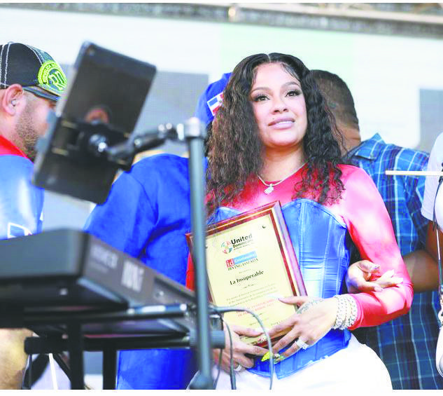 La destacada cantante urbana "La Insuperable" luciendo con orgullo su galardón.