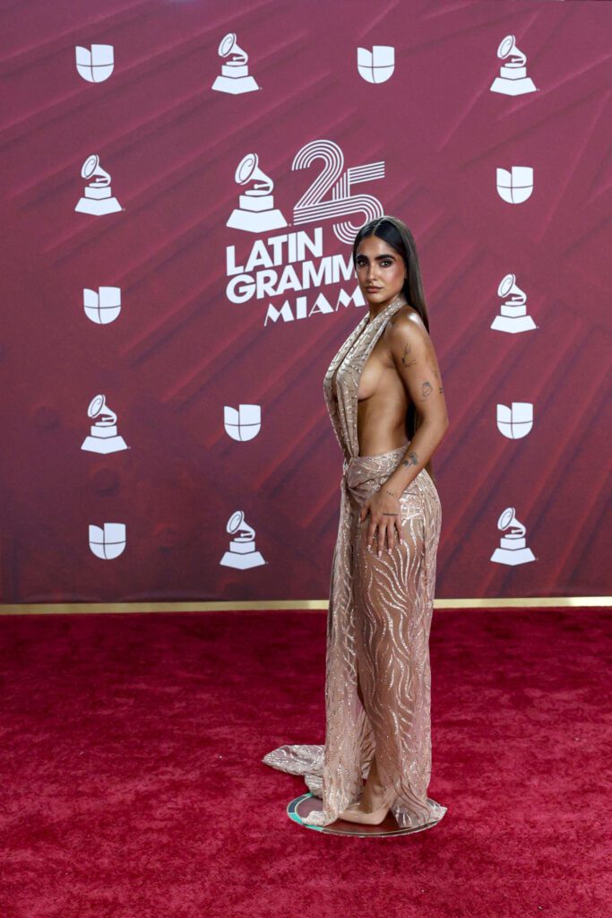 USA8974. MIAMI (ESTADOS UNIDOS), 14/11/2024.- La venezolana Isabella Ladera, posa en la alfombra roja de la 25 entrega anual de los Premios Latin Grammy, este jueves, en el Kaseya Center de Miami, Florida (Estados Unidos). EFE/ Eva Marie Uzcátegui