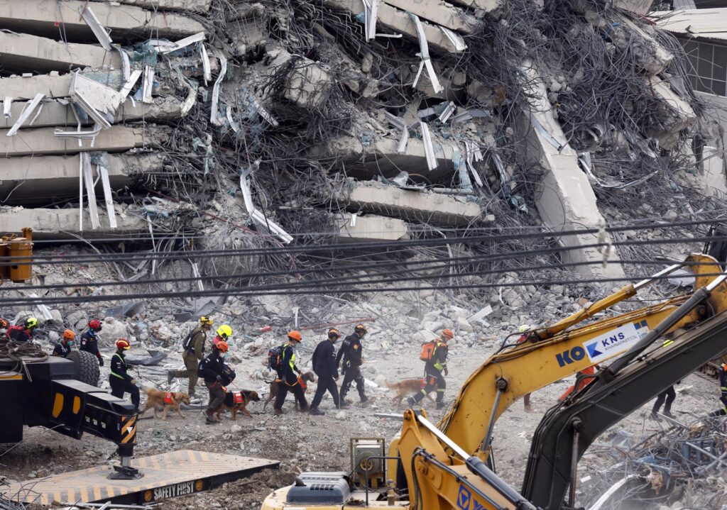Rescue workers with dogs carry out a search operation at the site of a building that collapsed following an earthquake in Bangkok, Thailand, 02 April 2025. At least 20 people were confirmed dead and 72 remained missing in Bangkok, including at least 15 people who were killed after a 30-floor building collapsed due to tremors from the 7.7-magnitude earthquake that struck Myanmar, according to the Erawan Medical Emergency Center. (Terremoto/sismo, Birmania, Tailandia) EFE/EPA/NARONG SANGNAK