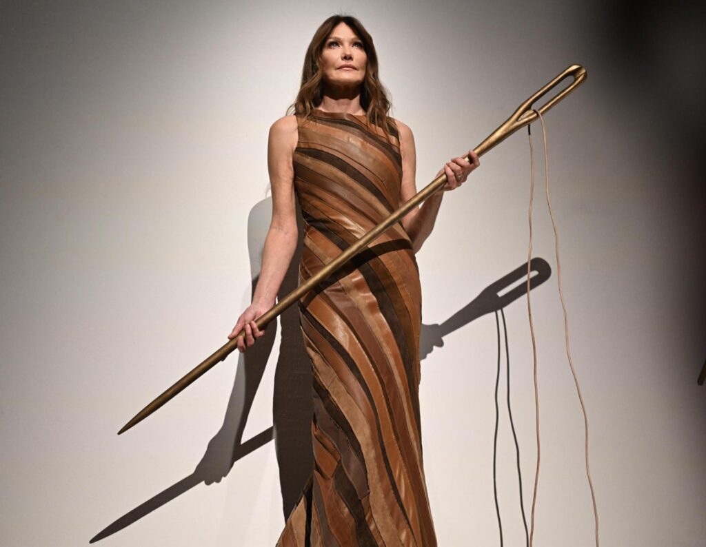 La cantante y compositora ítalo-francesa y exmodelo Carla Bruni posa antes del desfile de Tod's en la Semana de la Moda de Milán, en Milán, Italia, 28 de febrero de 2025. Las colecciones Otoño/Inverno 2025/2026 se presentarán hasta el 03 de marzo de 2025. (Fashion, Italy) EFE/EPA/DANIEL DAL ZENNARO