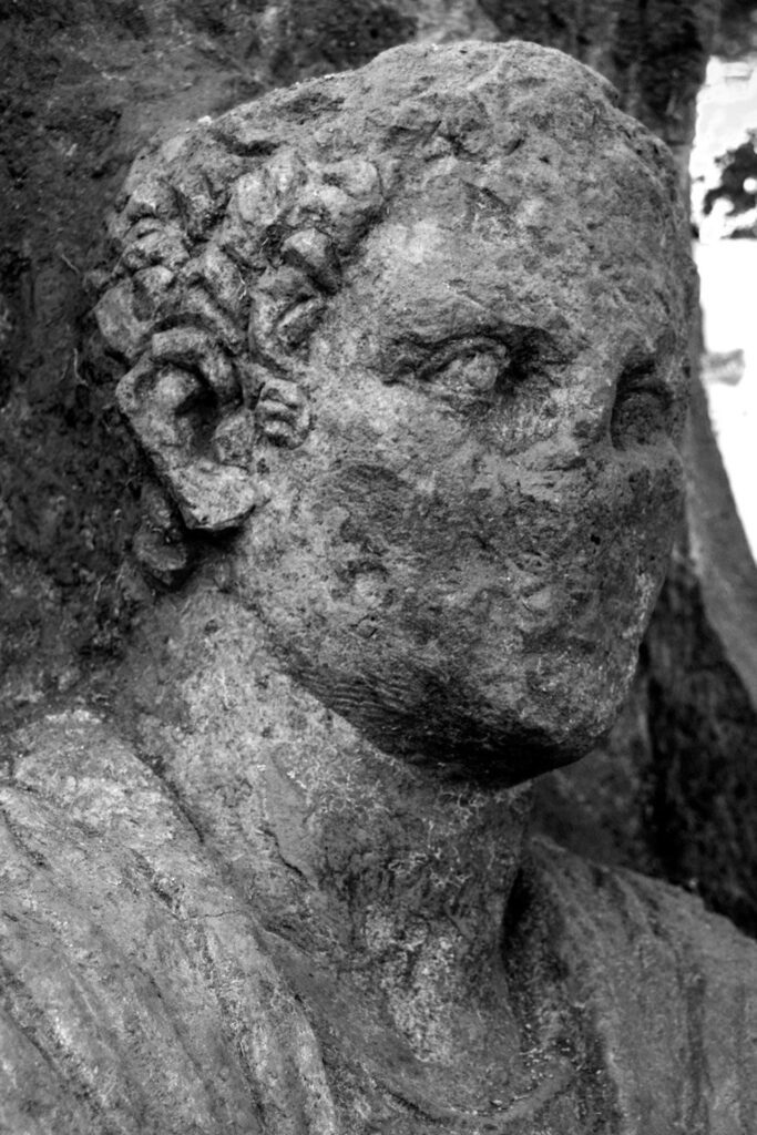 Un relieve funerario que representa a un hombre y una mujer que forma parte de una tumba monumental en una necrópolis de Pompeya fue hallado durante una excavación de un proyecto de investigación de la Universidad de Valencia (España), informó este martes el Parque Arqueológico de esta antigua ciudad romana (sur de Italia). El descubrimiento se hizo mientras arqueólogos excavaban el área como parte del proyecto "Investigando la arqueología de la muerte" de la Universidad de Valencia, bajo dirección científica del profesor Llorenç Alapont.-EFE/Alfio Giannotti (Parque Arqueológico de Pompeya)