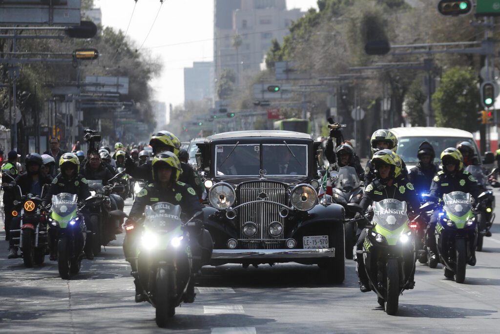Fotografía del auto que traslada los restos de la cantante mexicana, Paquita la del Barrio, durante un recorrido este viernes, en Ciudad de México (México). EFE/Isaac Esquivel