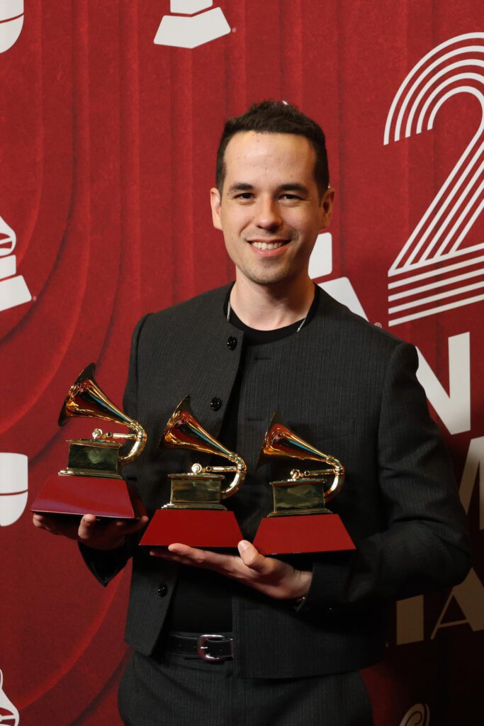 USA8973. MIAMI (FL, EEUU), 14/11/2024.- EL compositor mexicano Edgar Barrera, posa con sus premios en la alfombra roja de la 25 entrega anual de los Premios Latin Grammy, este jueves, en el Kaseya Center de Miami, Florida. EFE/ Octavio Guzmán