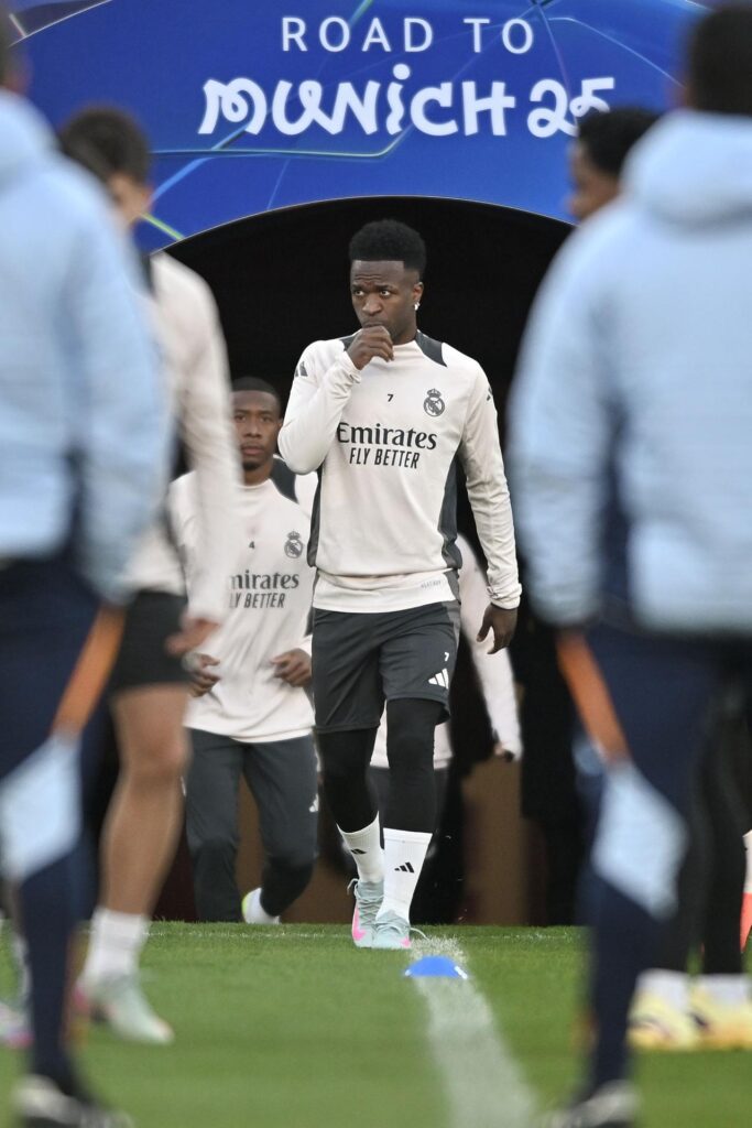 Vinicius Junior durante la sesión de entrenamiento previa al partido de ida de cuartos de final que juegan este martes Arsenal y Real Madrid en Londres. EFE/EPA/VINCE MIGNOTT
