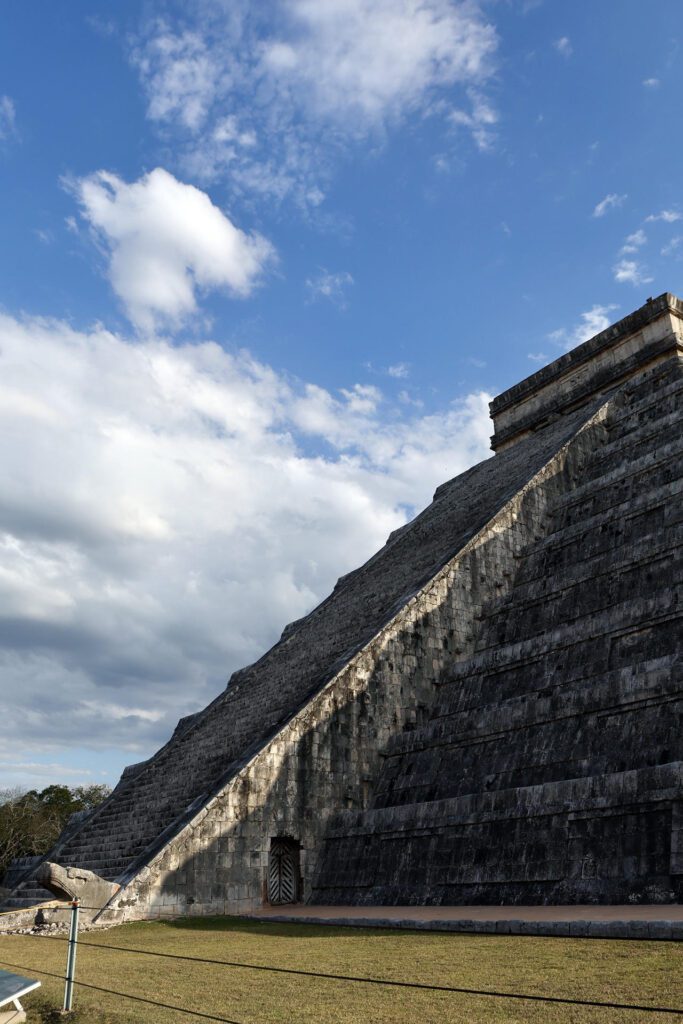 Fotografía donde se observa el descenso de Kukulcán este jueves, en la zona arqueológica de Chichen Itza en la ciudad de Mérida, Yucatán (México). EFE/Lorenzo Hernández