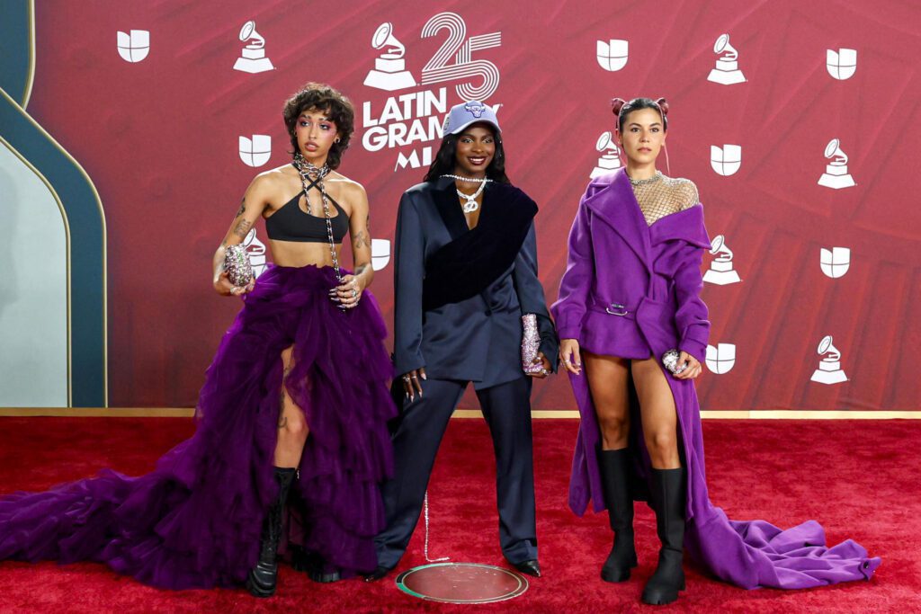 USA8974. MIAMI (ESTADOS UNIDOS), 14/11/2024.- Las integrantes de la banda musical Darumas, posan en la alfombra roja de la 25 entrega anual de los Premios Latin Grammy, este jueves, en el Kaseya Center de Miami, Florida (Estados Unidos). EFE/ Eva Marie Uzcátegui