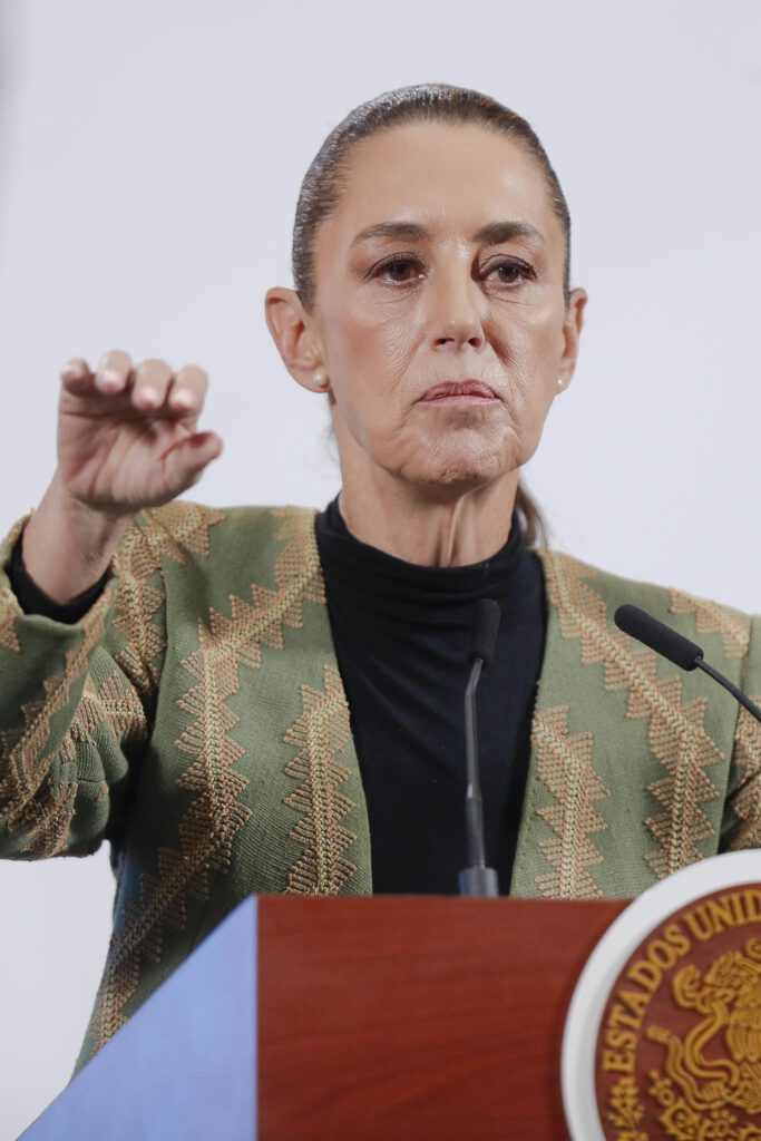 La presidenta de México, Claudia Sheinbaum, habla durante una rueda de prensa este martes, en Palacio Nacional de la Ciudad de México (México). EFE/ Isaac Esquivel
