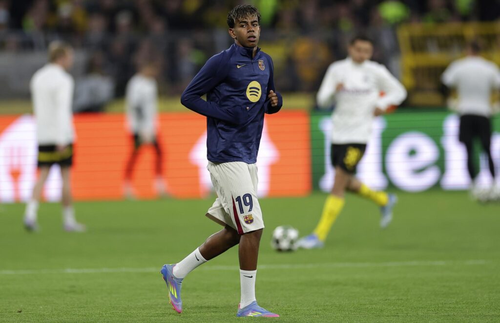Lamine Yamal del Barcelona calentando antes del partido de vuelta de cuartos de final de la Liga de Campeones ante el Borussia Dortmund en el estadio Signal Iduna Park (Alemania). EFE/EPA/Christopher Neundorf