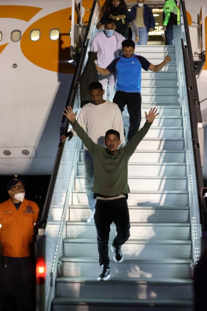 Fotografía cedida por Prensa del Ministerio de Interior, Justicia y Paz, donde se observa a personas momentos antes de bajarse de un avión en el Aeropuerto Internacional Simón Bolívar, en La Guaira (Venezuela). EFE/ Prensa del Ministerio para Interior, Justicia y Paz