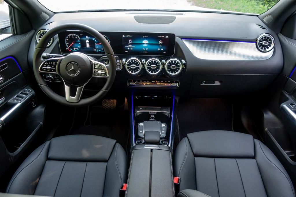 cautofotomercedes-benz-gla-250-2021-18-cockpit-shot-dashboard-front-row-interior