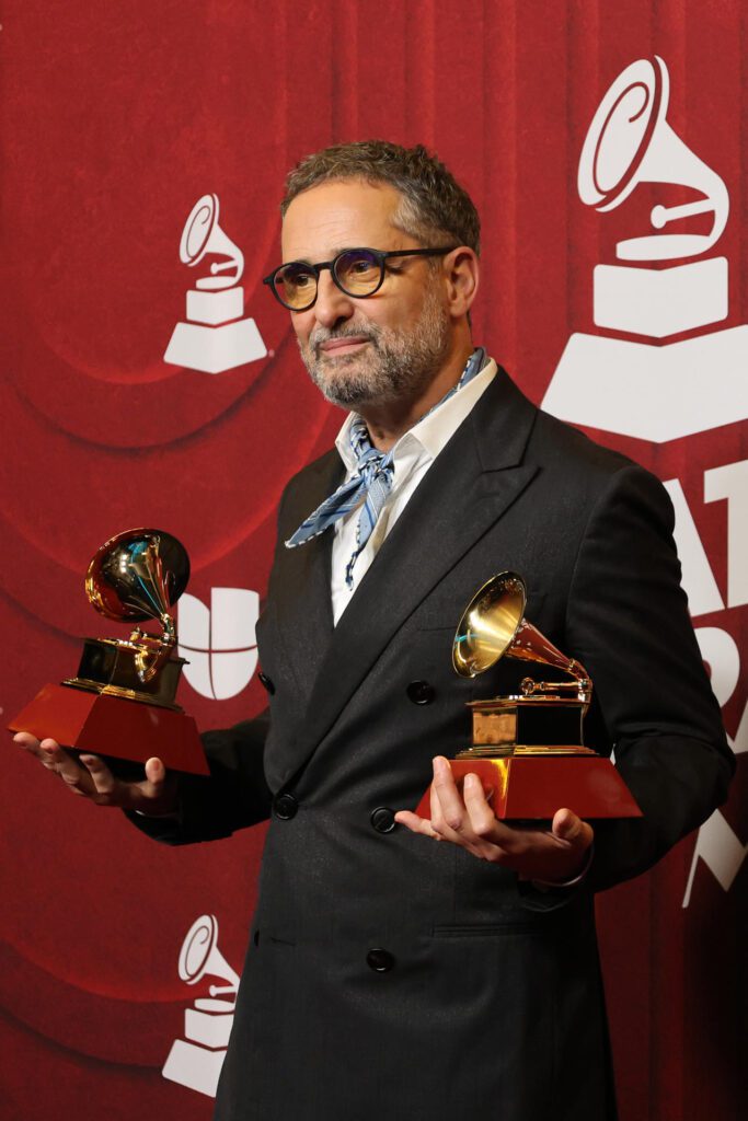 USA8973. MIAMI (FL, EEUU), 14/11/2024.- EL cantante uruguayo Jorge Drexler, posa con sus premios en la alfombra roja de la 25 entrega anual de los Premios Latin Grammy, este jueves, en el Kaseya Center de Miami, Florida. EFE/ Octavio Guzmán