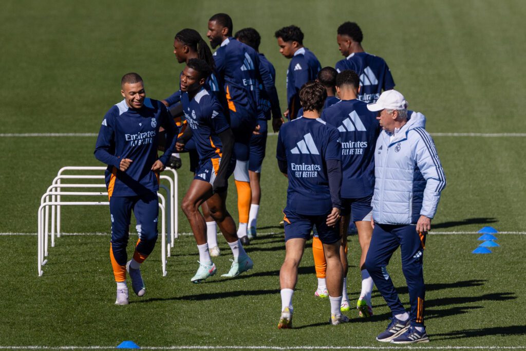El entrenador del Real Madrid Carlo Ancelotti, durante el entrenamiento este lunes en Madrid, preparatorio del partido de semifinales de la Copa del Rey del martes contra la Real Sociedad.-EFE/ Daniel González