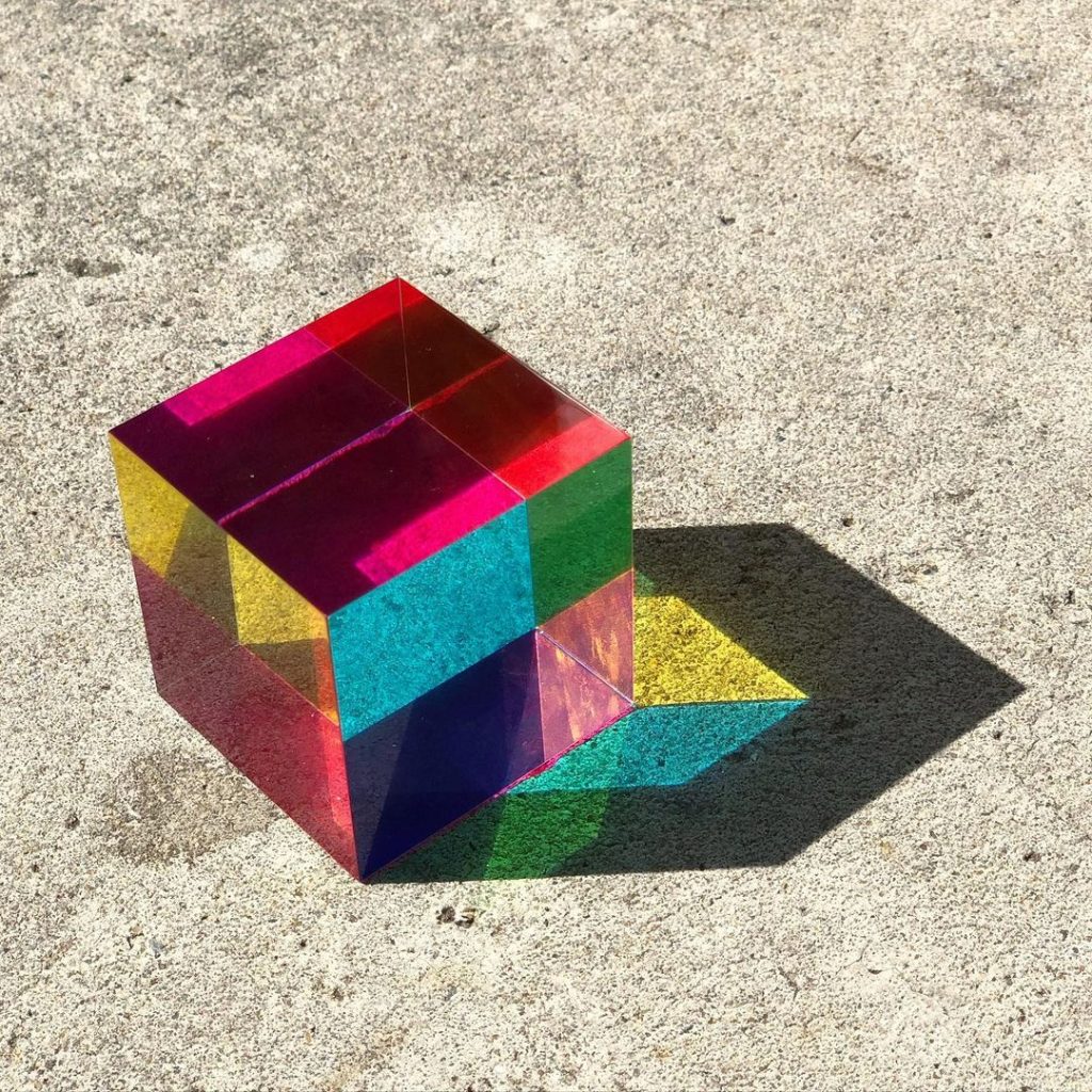 Déjate cautivar por los colores vibrantes y los prismas que crea el Cubo CMY original y observa cómo se desvanece tu ansiedad.