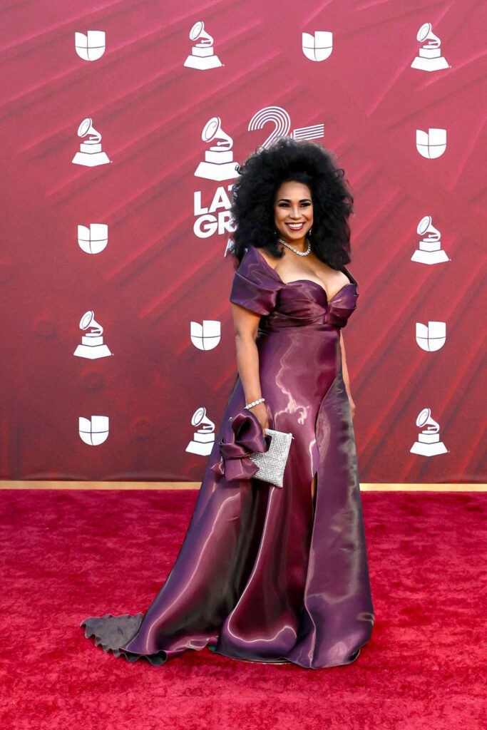 MIAMI (EEUU), 15/11/2024.- La cantante cubana Aymée Nuviola posa en la alfombra roja de la 25 entrega anual de los Premios Latin Grammy celebrados este jueves en el Kaseya Center de Miami, Florida. EFE/Eva Marie Uzcátegui