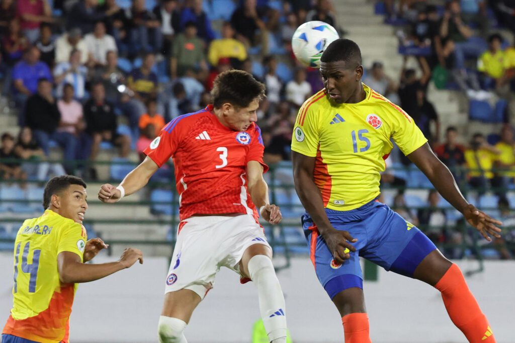 Yeimar Mosquera (d), de Colombia, disputa un balón con Iván Román, de Chile, en un partido del hexagonal final del Campeonato Sudamericano sub-20 entre las selecciones de Colombia y Chile en el estadio Nacional Brígido Iriarte en Caracas (Venezuela). EFE/ Miguel Gutiérrez