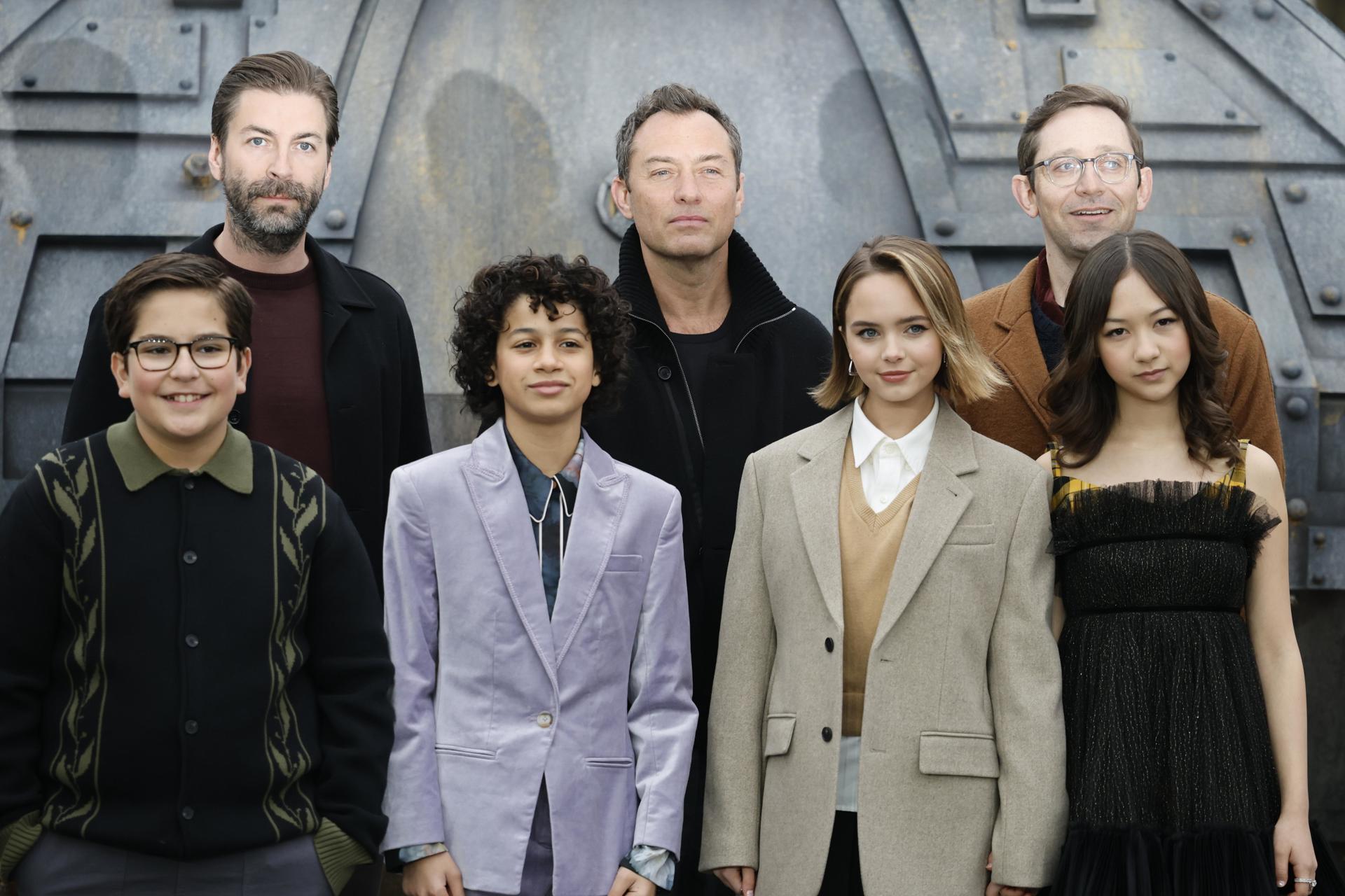 London (United Kingdom), 21/11/2024.- (L-R front row) Cast members Robert Timothy Smith, Ravi Cabot-Conyers, Ryan Kiera Armstrong and Kyriana Kratter, (L-R back row) Director Jon Watts, actor Jude Law and screenwriter Christopher Ford pose during a photocall for 'Star Wars: Skeleton Crew' at Trafalgar Square in London, Britain, 21 November 2024. Star Wars: Skeleton Crew TV series will be released on Disney + on 03 December 2024. (Reino Unido, Londres) EFE/EPA/TOLGA AKMEN