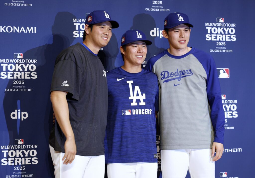 Shohei Ohtani, Yoshinobu Yamamoto y Roki Sasakide, de Los Angeles Dodgers, durante la rueda de prensa de este viernes en Tokio. EFE/EPA/FRANCK ROBICHON