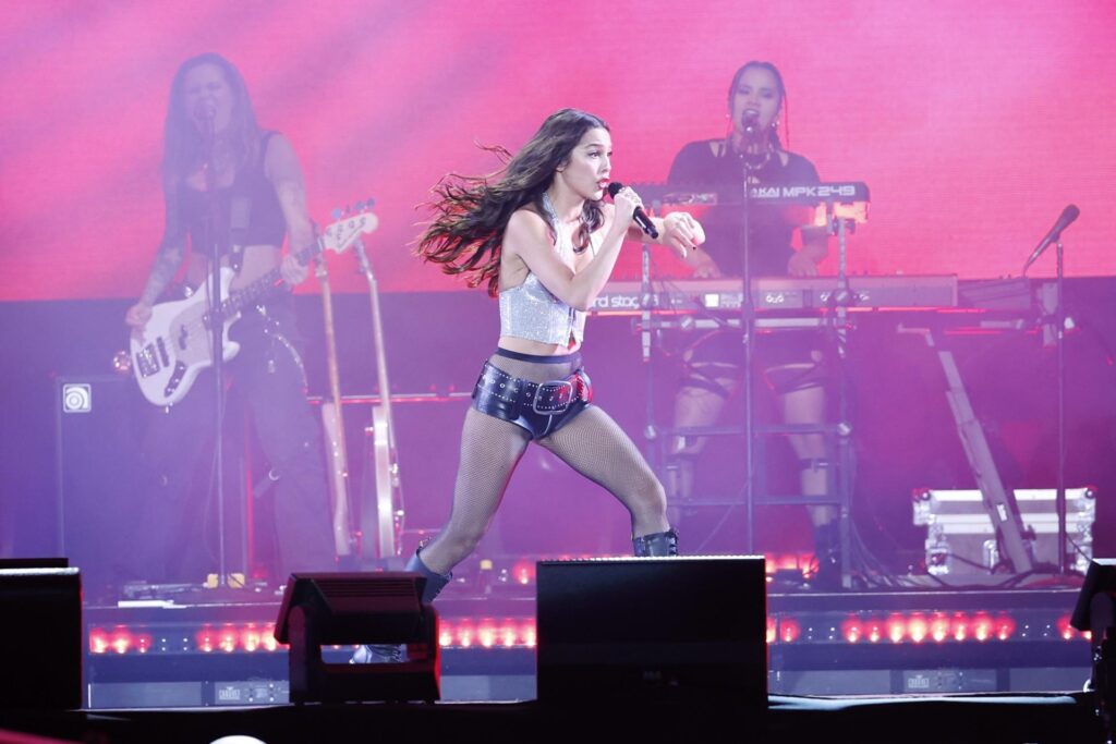 La cantante estadounidense Olivia Rodrigo, se presenta durante un concierto, este miércoles en Ciudad de México (México). EFE/Sáshenka Gutiérrez