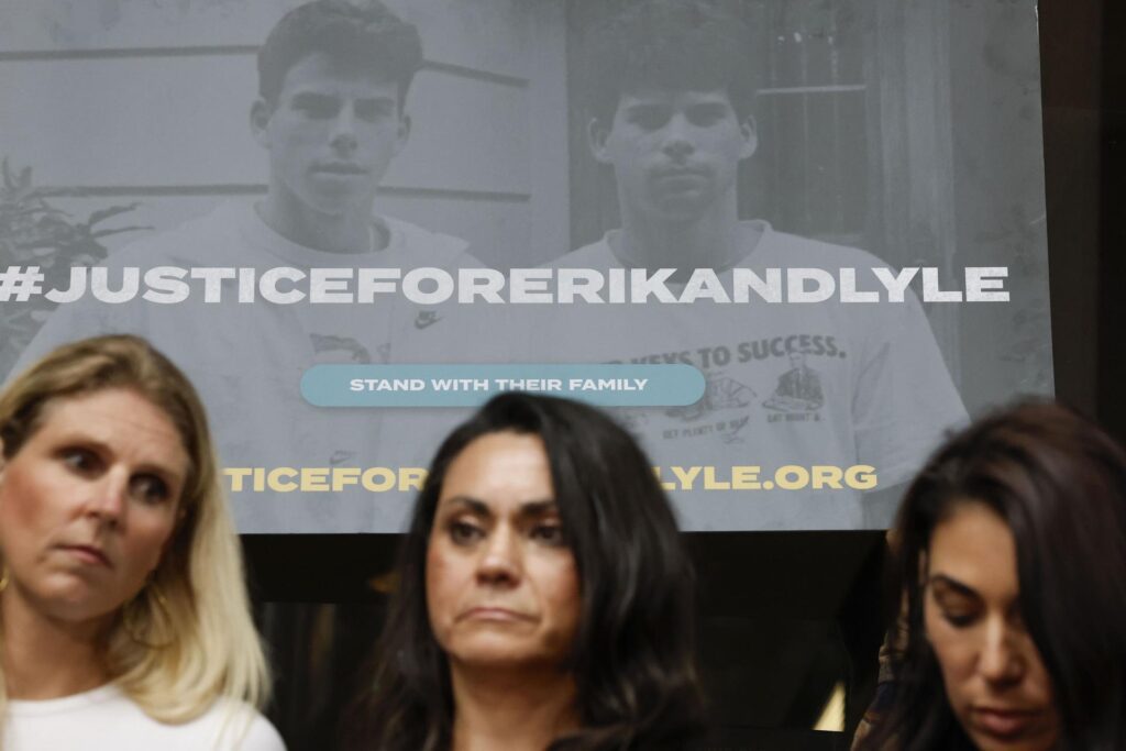 Familiares de Erik y Lyle Menéndez celebran una rueda de prensa para pedir su excarcelación después de que los hermanos fueran condenados en 1996 por asesinato en primer grado. EFE/EPA/CAROLINE BREHMAN