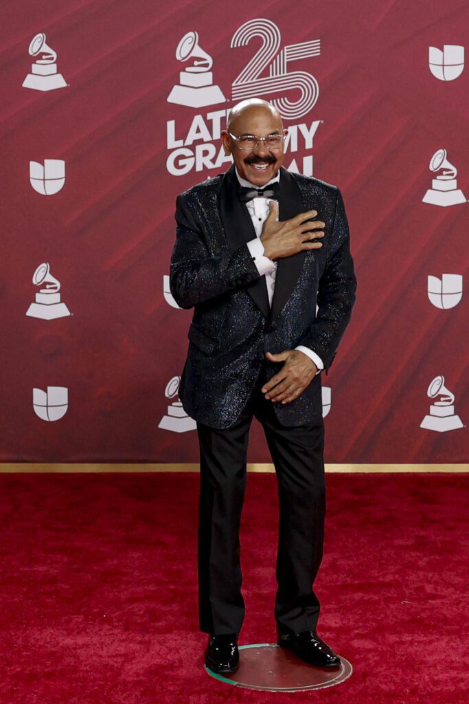 MIAMI, 15/11/2024.- El músico venezolano Oscar D'León posa en la alfombra roja de la 25 entrega anual de los Premios Latin Grammy celebrados este jueves en el Kaseya Center de Miami, Florida. EFE/Eva Marie Uzcátegui